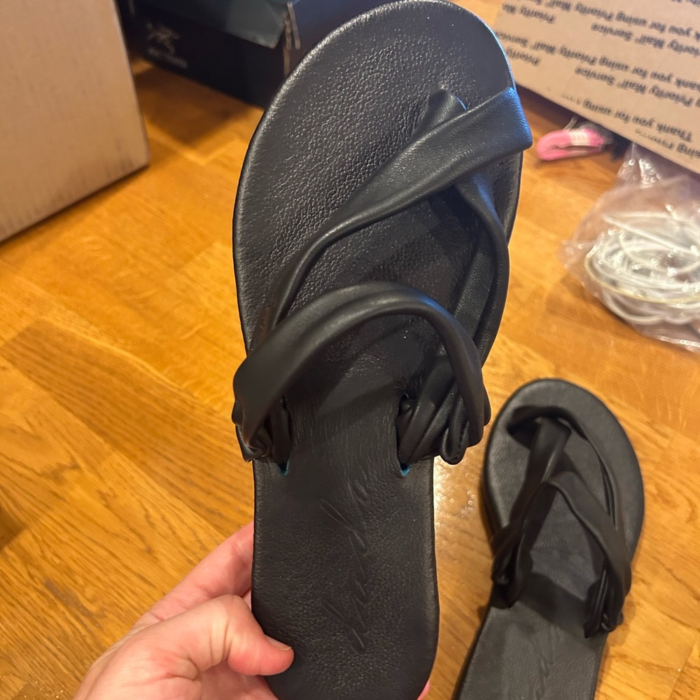 Black Casual Thong Sandals with Fabric Straps